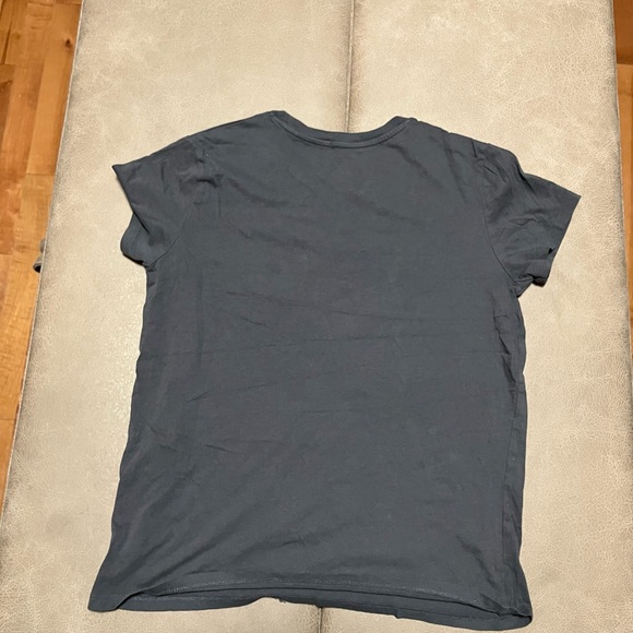 Levi's Gray T-Shirt women’s size medium - Picture 4 of 4